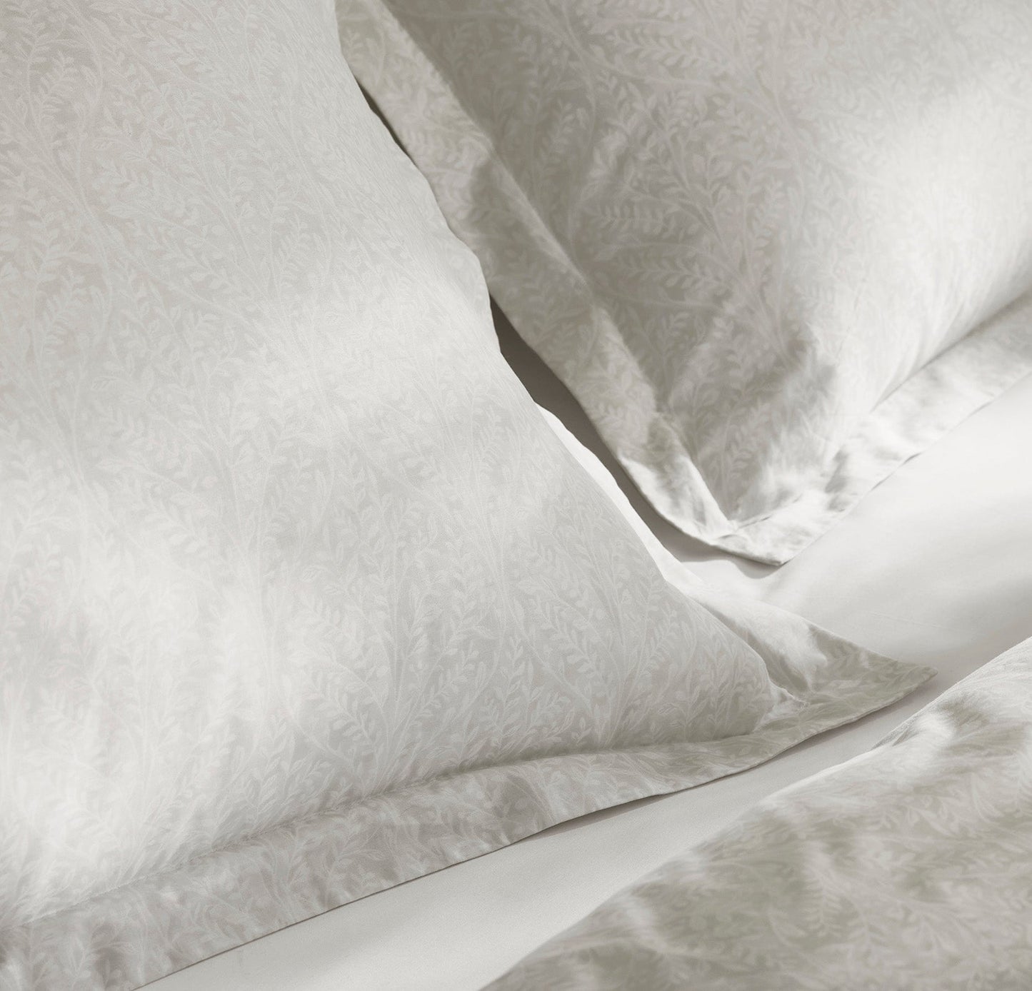 Signature Hemmed Duvet Set - Mist Climbing Vine