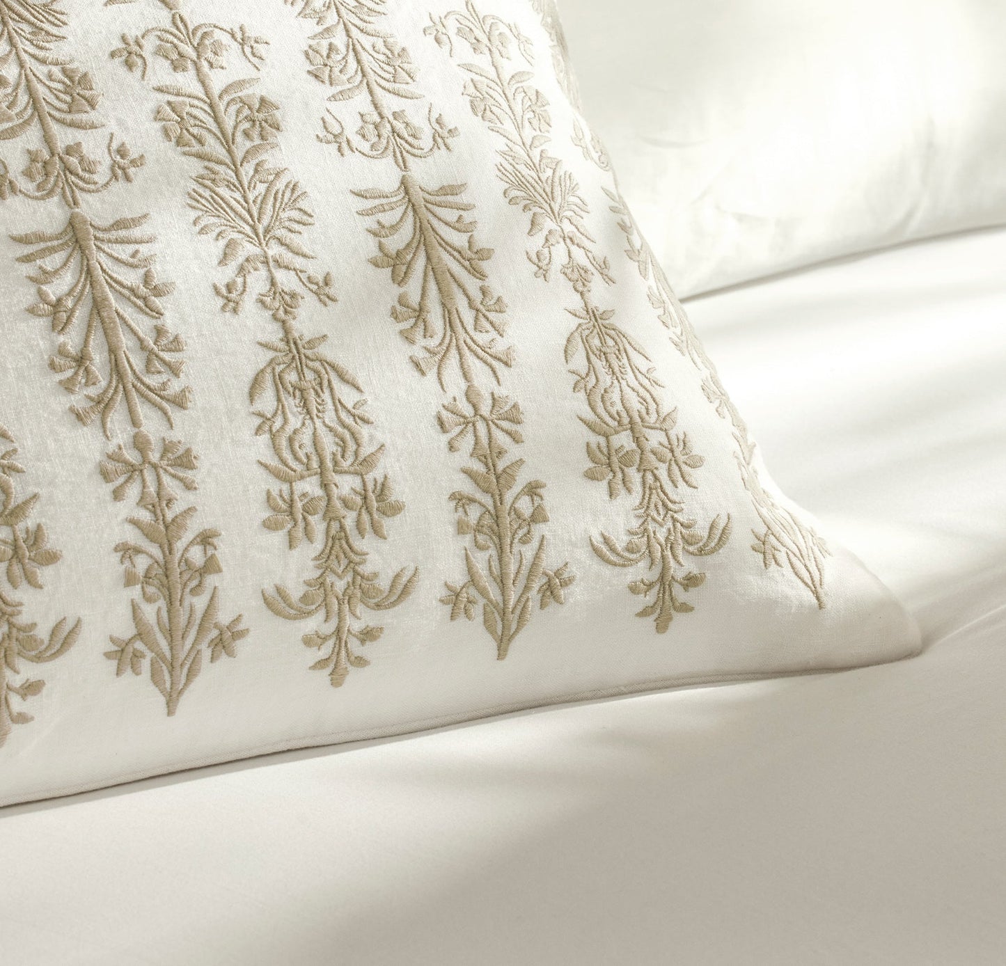 Linen Floral Reed Pillow Cover (20x20) - White/Oak